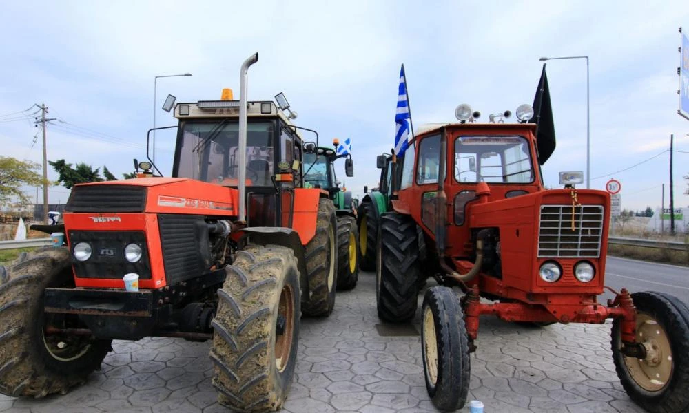 Ξέφυγαν τα πράγματα στην Λαμία-Αγρότες έβαλαν φωτιά έξω από τα γραφεία του ΟΠΕΚΕΠΕ (Εικόνες)